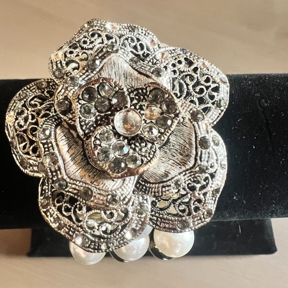 Silver Tone Filigree Flower Statement‎ Bracelet Faux Pearl Beads Stretch Vintage